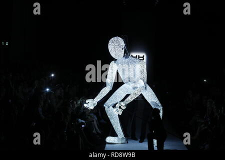 Berlin, Deutschland. 16 Jan, 2019. Berlin. Auf dem Laufsteg eine leuchtende Gestalt in der riani Fashion Show bei der Mercedes Benz Fashion Week im E-Werk in Berlin-Mitte am 16. Januar 2019. Quelle: Simone Kuhlmey/Pacific Press/Alamy leben Nachrichten Stockfoto