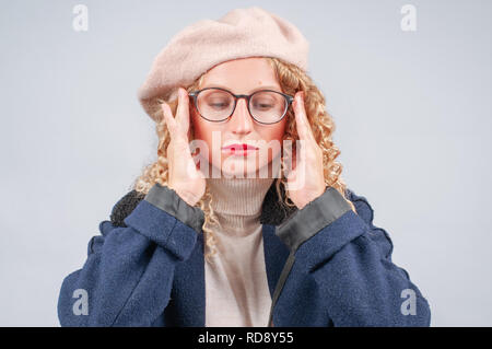 Müde Schüler Frau in Brillen ihr Tempel Stress berühren Stockfoto
