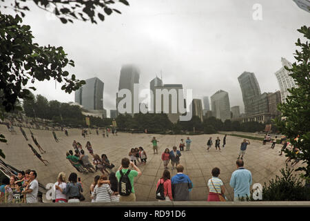 Menschen angezogen von der Cloud Gate Skulptur in Chicago, IL, USA Stockfoto