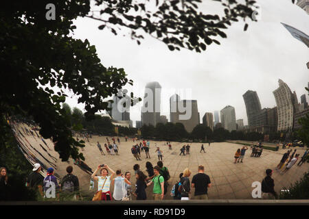 Menschen angezogen von der Cloud Gate Skulptur in Chicago, IL, USA Stockfoto