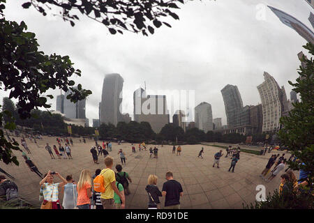 Menschen angezogen von der Cloud Gate Skulptur in Chicago, IL, USA Stockfoto