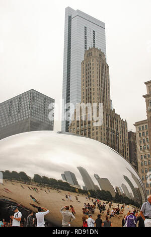 Menschen angezogen von der Cloud Gate Skulptur in Chicago, IL, USA Stockfoto