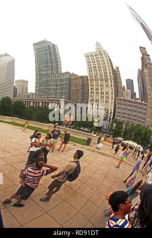 Menschen angezogen von der Cloud Gate Skulptur in Chicago, IL, USA Stockfoto