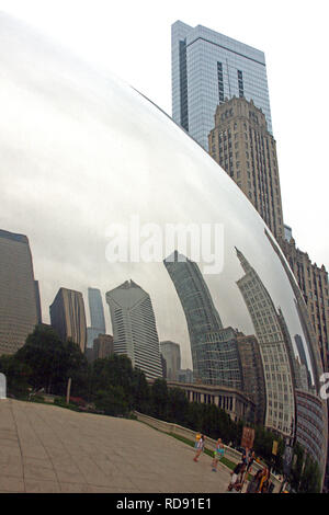 Menschen angezogen von der Cloud Gate Skulptur in Chicago, IL, USA Stockfoto