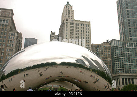 Menschen angezogen von der Cloud Gate Skulptur in Chicago, IL, USA Stockfoto