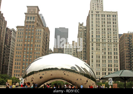 Menschen angezogen von der Cloud Gate Skulptur in Chicago, IL, USA Stockfoto