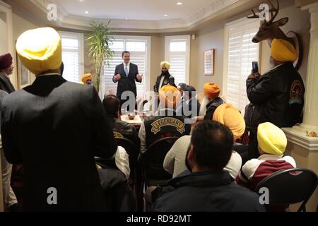 Andrew Scheer mit der Sikh Motorcycle Club von Ontario - 2018 (32114907708). Stockfoto