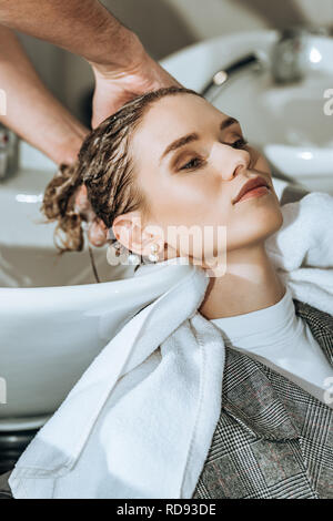 Close-up Teilansicht der Friseur Haare waschen zu attraktiven Mädchen im Beauty Salon Stockfoto