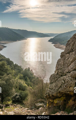 Atemberaubende Aussicht während des Sonnenuntergangs auf die Extremadura-Felder, ihre Wälder und den Tajo-Fluss vom atemberaubenden Monfrague Castle im Monfrague National Park Stockfoto