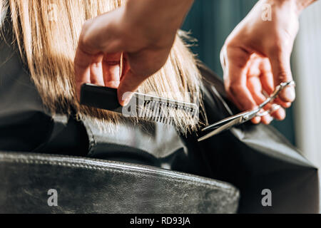 Close-up Teilansicht der Friseur Haare schneiden, schöne junge Frau im Beauty Salon Stockfoto