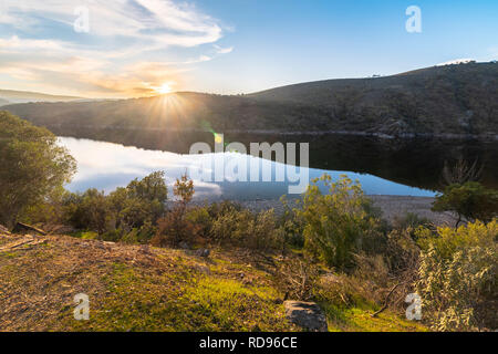 Atemberaubende Aussicht während des Sonnenuntergangs auf die Extremadura-Felder, ihre Wälder und den Tajo-Fluss vom atemberaubenden Monfrague Castle im Monfrague National Park Stockfoto