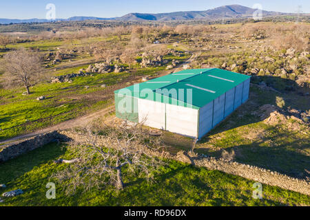 Eine atemberaubende Luftaufnahme der ländlichen spanischen Landschaft in Extremadura. Landwirtschaftliche Flächen für die Viehzucht auf großen Bauernhöfen in idyllischer Landschaft Stockfoto