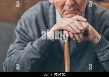 7/8-Ansicht von umgekippt pensionierter Mann mit Spazierstock Stockfoto