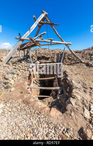 Der alte Eingang einer verlassenen Tagebaumine für die Kupfergewinnung in der Atacama Wüste, wo fast die gesamte Bergbauindustrie Chiles ansässig ist Stockfoto