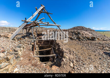 Der alte Eingang einer verlassenen Tagebaumine für die Kupfergewinnung in der Atacama Wüste, wo fast die gesamte Bergbauindustrie Chiles ansässig ist Stockfoto