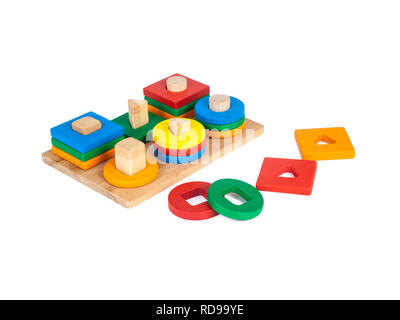 Foto eines Holzspielzeug Kinder Sorter mit kleinen Details in Form von geometrischen Formen (Rechteck, Quadrat, Kreis, Dreieck), in verschiedenen Stockfoto