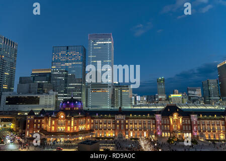 Blick auf Tokyo Station Gebäude in der Dämmerung. Marunouchi Businessviertels, Tokio, Japan. Stockfoto