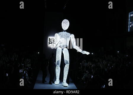 Berlin, Deutschland. 16 Jan, 2019. Berlin. Auf dem Laufsteg eine leuchtende Gestalt in der riani Fashion Show bei der Mercedes Benz Fashion Week im E-Werk in Berlin-Mitte am 16. Januar 2019. Quelle: Simone Kuhlmey/Pacific Press/Alamy leben Nachrichten Stockfoto