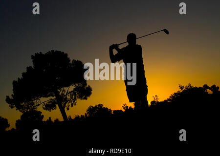 Die Silhouette eines Golfspieler am Ende von seinem Hub bei Sonnenuntergang in Phoenix, Arizona. Stockfoto