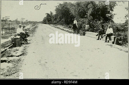 . Der Kuba zu überprüfen. Die C U15 EINE ÜBERPRÜFUNG 13. Straße von Puerto de Golpe zu Pilotos im Bau -- Provinz Pinar del Rio. In der Zeit von diesem Bericht, 20. Mai 1913, bis zum 30. Juni 1914, gab es in der Insel 54,178 Kilometer Autobahnen gebaut worden, 9,658 der reparierten Straßen und 1.053 von Ansätzen zur isolierten Brücken, durch die Provinzen, die sich wie folgt verteilen: Ansätze Provinzen. Pinar del Rio Habana Matanzas.... Santa Clara. Camaguey. . Oriente Autobahnen. 12,838 Straßen repariert. Zu isolierten Brücken 10,549 8,834 10,243 8,471 3,243 4,536 1.020 4,102 604 449 9,658 1,0 54,178 Stockfoto