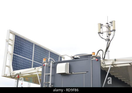 Solarstrom oder Solarzellen und Handy Antenne Stockfoto