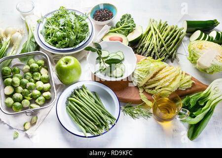Grünes Gemüse für gesundes Kochen. Vegetarische und vegane Speisen. Gesunde Ernährung Essen Konzept. Ansicht von oben Stockfoto
