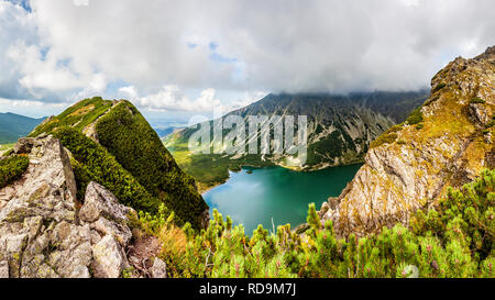 Blick von Krabbe zu Czarny Staw Gasienicowy in Tatra, Polen, Europa Stockfoto