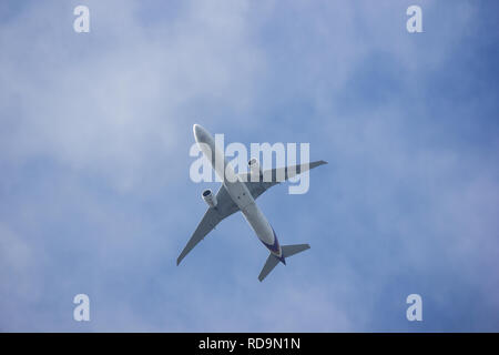 Chiangmai, Thailand - 5. Januar 2019: Boeing 777-300, HS-TKU TG 103 der Thai Airway. Von Chiangmai Flughafen Bangkok Suvarnabhumi, Thailand. Stockfoto