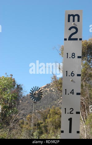 Flut tiefe Marker und Windmühle in Namadgi National Park, ACT, Australien Stockfoto