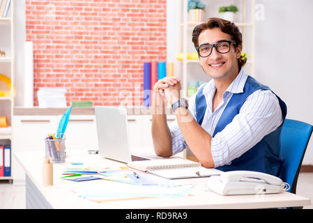 Junge Designer freelancer Arbeiten am neuen Projekt Stockfoto