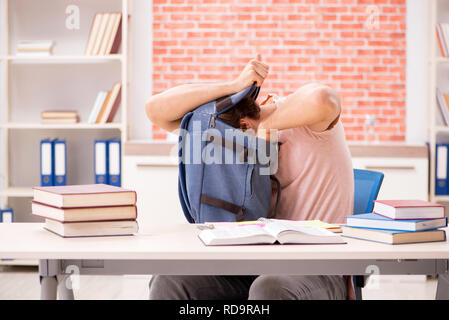 Junger Student Hochschule Prüfungsvorbereitung Stockfoto