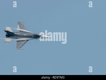 Us-Luftwaffe Kapitän Jakob Impellizzeri, der Pacific Air Kräfte' F-16 Fighting Falcon Demonstration Team Commander, führt während der Tsuiki Festival auf Tsuiki Air Base, Japan, November 25, 2018. Impellizzeri ausgeführt 17 Manöver während der 20-minütigen Anzeige der Funktionen des F-16. (U.S. Air Force Foto von Airman 1st Class Xiomara M. Martinez) Stockfoto