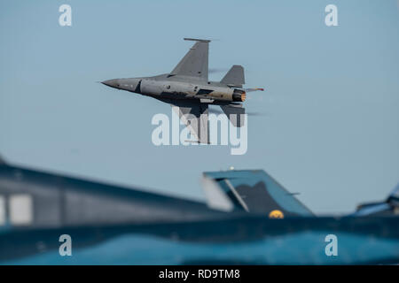 Us-Luftwaffe Kapitän Jakob Impellizzeri, der Pacific Air Kräfte' F-16 Fighting Falcon Demonstration Team Commander, führt eine Kunstflug Manöver bei Familie Tag an Tsuiki Air Base, Japan, November 24, 2018. Impellizzeri ausgeführt 17 Manöver während der 20 Minuten Anzeige der Funktionen des F-16. (U.S. Air Force Foto von Airman 1st Class Xiomara M. Martinez) Stockfoto