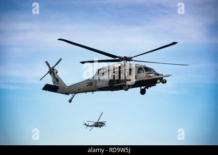 HH-60G Pave Falken vom 41. Rescue Squadron (RQS) ausführen, taktische Manöver während eines zuvor Bereitstellung Pin-up"-Übung, Dez. 12, 2018, Avon Park Air Force Range, Fla. Während dieser Pre-Pin's Deployment"-Ausbildung, Moody's 347 Rettung Gruppe getestet und maximiert Ihre Suche und Rettung (CSAR) und Personal Recovery. Unter normalen Umständen, die HH-60G Pave Hawk Hubschrauber Mannschaften und Betreuer Bereitstellen von Moody und mit Schutzengel Teams aus verschiedenen Datenbanken zu integrieren. Dieses Mal, 38 Moody's RQS. und 41 RQS wird zusammen bereitstellen und diese Übung genutzt Stockfoto