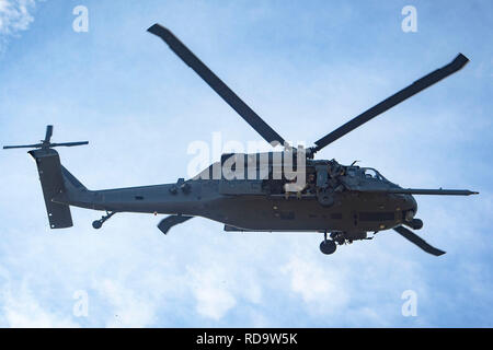 Flieger von der 38th Rescue Squadron Blick über ein mock Schlachtfeld vor dem Beenden eine HH-60G Pave Hawk während Pre-Pin's Deployment"-Ausbildung, Dez. 12, 2018, Avon Park Air Force Range, Fla. Während dieser Pre-Bereitstellung Pin-up' Training, Moody's 347 Rettung Gruppe getestet und maximiert Ihre Suche und Rettung (CSAR) und Personal Recovery. Unter normalen Umständen, die HH-60G Pave Hawk Hubschrauber Mannschaften und Betreuer Bereitstellen von Moody und mit Schutzengel Teams aus verschiedenen Datenbanken zu integrieren. Dieses Mal, 38 Moody's RQS. und 41 des RQS Teams zusammen, die Bereitstellung eines Stockfoto