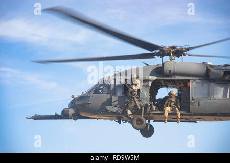 Mitglieder aus der 38. und 41. Rescue Blick Staffeln über ein mock Schlachtfeld während der Bereitstellung des Pin-up' Training, Dez. 12, 2018, Avon Park Air Force Range, Fla. Während dieser Pre-Bereitstellung Pin-up' Training, Moody's 347 Rettung Gruppe getestet und maximiert Ihre Suche und Rettung (CSAR) und Personal Recovery. Unter normalen Umständen, die HH-60G Pave Hawk Hubschrauber Mannschaften und Betreuer Bereitstellen von Moody und mit Schutzengel Teams aus verschiedenen Datenbanken zu integrieren. Dieses Mal, 38 Moody's RQS. und 41 des RQS Teams gemeinsam bereitgestellt und verwendet diese Übung Stockfoto