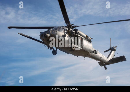 Ein 41 Rescue Squadron spezielle Missionen aviator Scans für simulierte feindliche Ziele aus einer HH-60G Pave Hawk während vor - der Bereitstellung Pin-up' Training, Dez. 12, 2018, Avon Park Air Force Range, Fla. Während dieser Pre-Bereitstellung Pin-up' Training, Moody's 347 Rettung Gruppe getestet und maximiert Ihre Suche und Rettung (CSAR) und Personal Recovery. Unter normalen Umständen, die HH-60G Pave Hawk Hubschrauber Mannschaften und Betreuer Bereitstellen von Moody und mit Schutzengel Teams aus verschiedenen Datenbanken zu integrieren. Dieses Mal, 38 Moody's RQS. und 41 des RQS Mannschaften zusammen bereitstellen Stockfoto