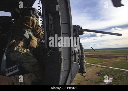 Ein 41 Rescue Squadron (RQS) spezielle Missionen aviator Brände ein M2 Machine Gun aus HH-60G Pave Hawk während Pre-Pin's Deployment"-Ausbildung, Dez. 12, 2018, Avon Park Air Force Range, Fla. Während dieser Pre-Bereitstellung Pin-up' Training, 347 Moody's Rettung Gruppe getestet und maximiert Ihre Suche und Rettung (CSAR) und Personal Recovery. Unter normalen Umständen, die HH-60G Pave Hawk Hubschrauber Mannschaften und Betreuer Bereitstellen von Moody und mit Schutzengel Teams aus verschiedenen Datenbanken zu integrieren. Dieses Mal, 38 Moody's RQS. und 41 des RQS Mannschaften zusammen bereitstellen und Stockfoto