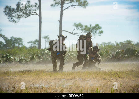 Pararescuemen vom 38th Rescue Squadron (RQS) voraus ein mock Schlachtfeld Personal während Pre zu retten - der Bereitstellung Pin-up' Training, Dez. 12, 2018, Avon Park Air Force Range, Fla. Während dieser Pre-Bereitstellung Pin-up' Training, Moody's 347 Rettung Gruppe getestet und maximiert Ihre Suche und Rettung (CSAR) und Personal Recovery. Unter normalen Umständen, die HH-60G Pave Hawk Hubschrauber Mannschaften und Betreuer Bereitstellen von Moody und mit Schutzengel Teams aus verschiedenen Datenbanken zu integrieren. Dieses Mal, 38 Moody's RQS. und 41 des RQS Mannschaften zusammen bereitstellen und Utili Stockfoto