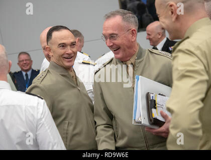 Marine Corps Gen. Joe Dunford, Vorsitzender des Generalstabs, besucht die 180 North Atlantic Treaty Organisation Militärausschusses in der Generalstabschefs der Sitzung (MC/CS) in Brüssel, Belgien, Jan. 16, 2019. (DOD Foto von Marine Petty Officer 1st Class Dominique A. Pineiro) Stockfoto