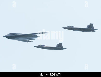 Ein US Air Force B-2 Spirit Bomber bereitgestellt von whiteman Air Force Base, Missouri, und zwei F-22 Raptors aus der 199th Fighter Squadron bei Joint Base Pearl Harbor-Hickam, Hawaii, fliegen in Formation in der Nähe von Diamond Head State Monument, Massachusetts, Jan. 16, 2019. Drei B-2 Bomber und mehr als 200 Flieger hier in US-Strategic Command's Bomber task force Mission eingesetzt. Bomber aircraft regelmäßig durch die indopazifischen Region drehen Funktionen mit wichtigen regionalen Partnern zu integrieren und einen hohen Stand der Flugzeugbesatzung Kenntnisse erhalten. (U.S. Air Force Foto von älteren Flieger Thomas Gerste) Stockfoto