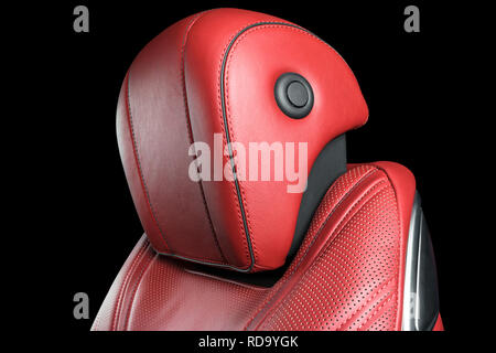 Moderner Luxus Auto innen. Innenraum der Prestige modernes Auto. Komfortable Ledersitze. Red perforiertes Leder Cockpit mit isolierten schwarzen Hintergrund. M Stockfoto