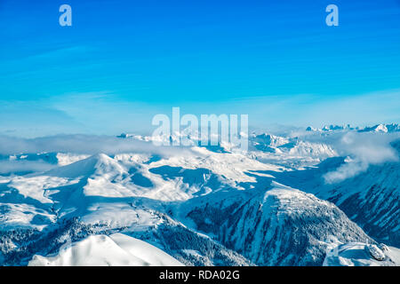 Schöne schneebedeckte Berge des Arosa Ski Region in der Schweiz Stockfoto