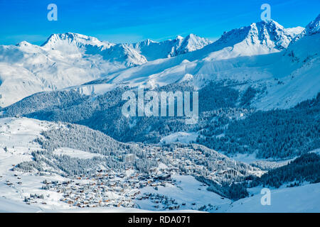 Schönen schneebedeckten Berge, die das Dorf Arosa. Stockfoto