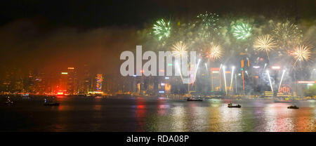 Skyline mit Feuerwerk auf das Neue Jahr 2019 in Hong Kong, China. Stockfoto