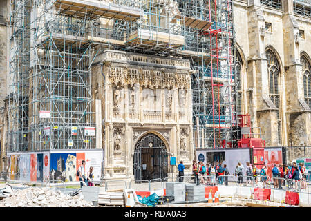 Canterbury, England - 24. Juni 2018: Bau Gerüste rund um das Wahrzeichen der Canterbury Cathedral für die Renovierung in Kent, Einheit Stockfoto