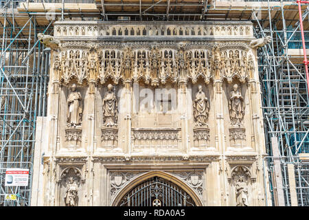 Canterbury, England - 24. Juni 2018: Bau Gerüste rund um das Wahrzeichen der Canterbury Cathedral für die Renovierung in Kent, Einheit Stockfoto