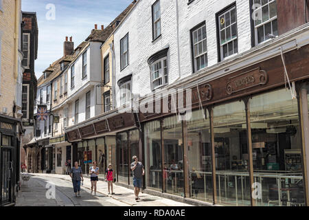 Canterbury, England - 24. Juni 2018: Street View mit alten Gebäuden verwandelte sich in Geschäften und Menschen zu Fuß durch. Stockfoto