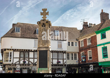 Canterbury, England - Juni 24, 2018: Ansicht der legendären Canterbury War Memorial Skulptur in der Mitte der Straße, umgeben von Pubs und Geschäften in Kent, Stockfoto