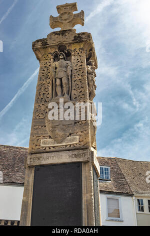 Canterbury, England - Juni 24, 2018: Ansicht der legendären Canterbury War Memorial Skulptur in der Mitte der Straße von Häusern in Kent, United umgeben Stockfoto
